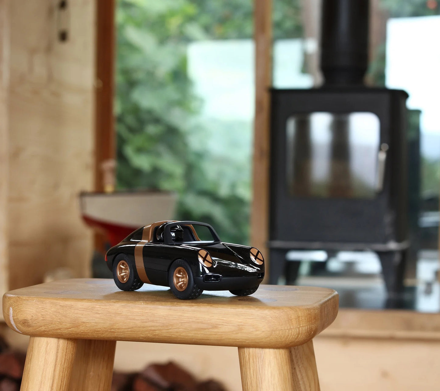 Luft Crow | Playforever — Auto sportiva nero‑oro classica
