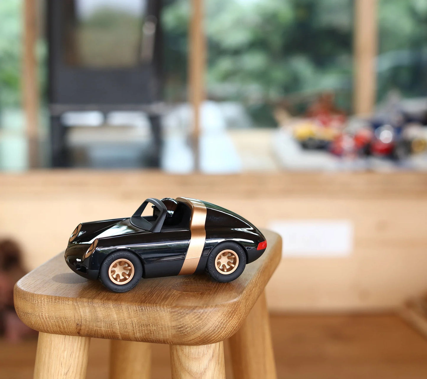 Luft Crow | Playforever — Auto sportiva nero‑oro classica