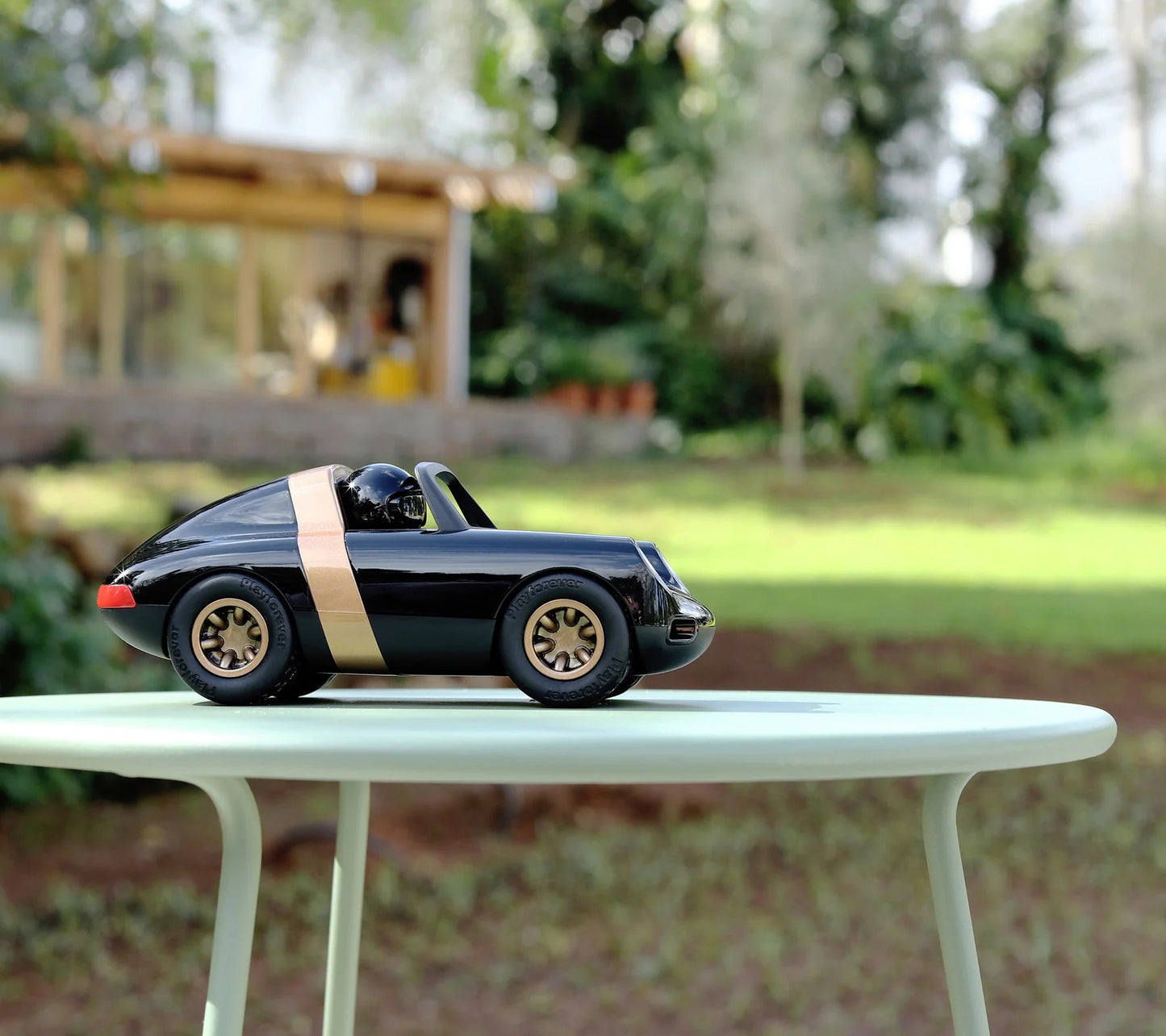 Luft Crow | Playforever — Auto sportiva nero‑oro classica