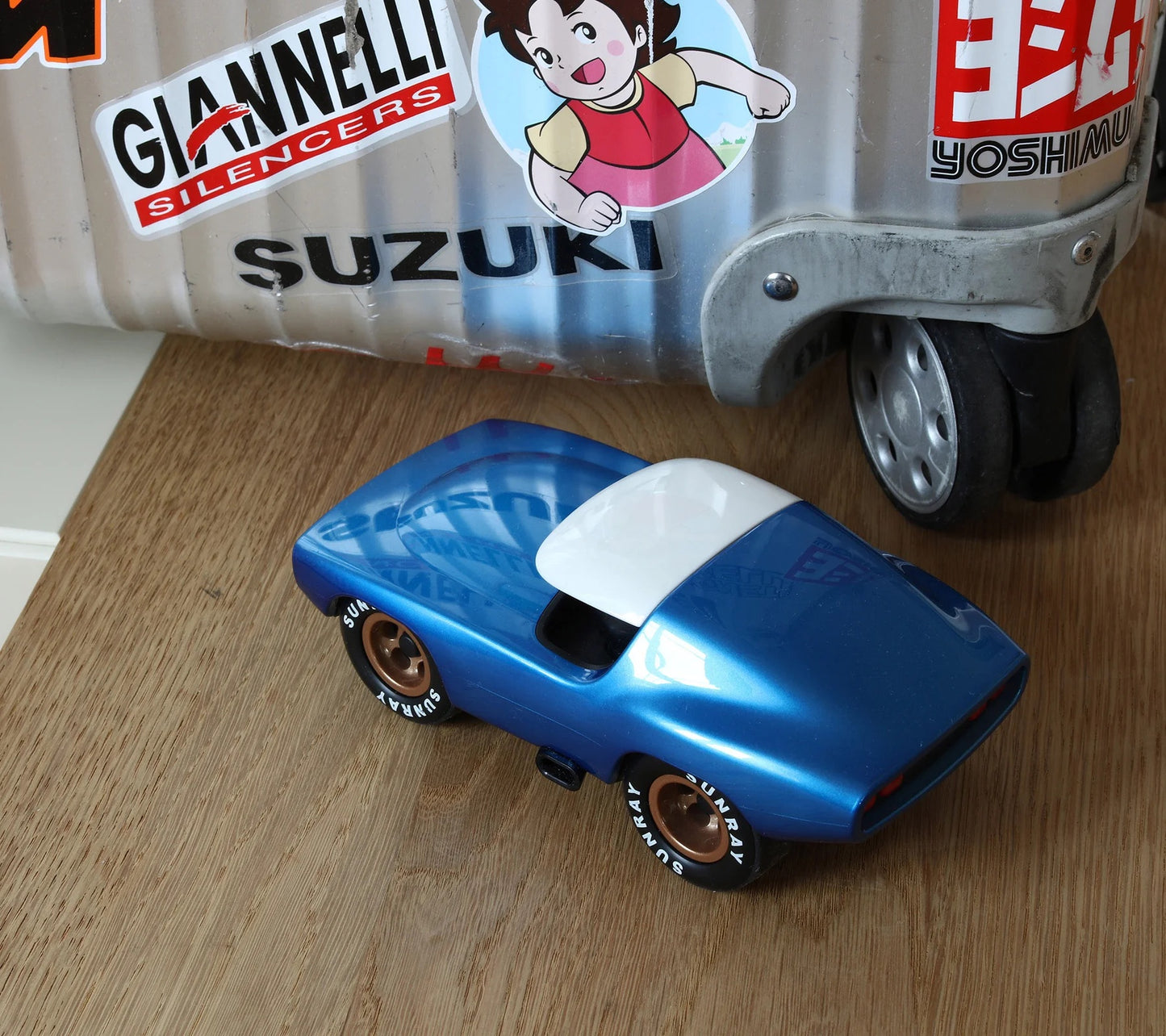 Lead Belly Sonny | Playforever — Muscle Car blu metallizzato