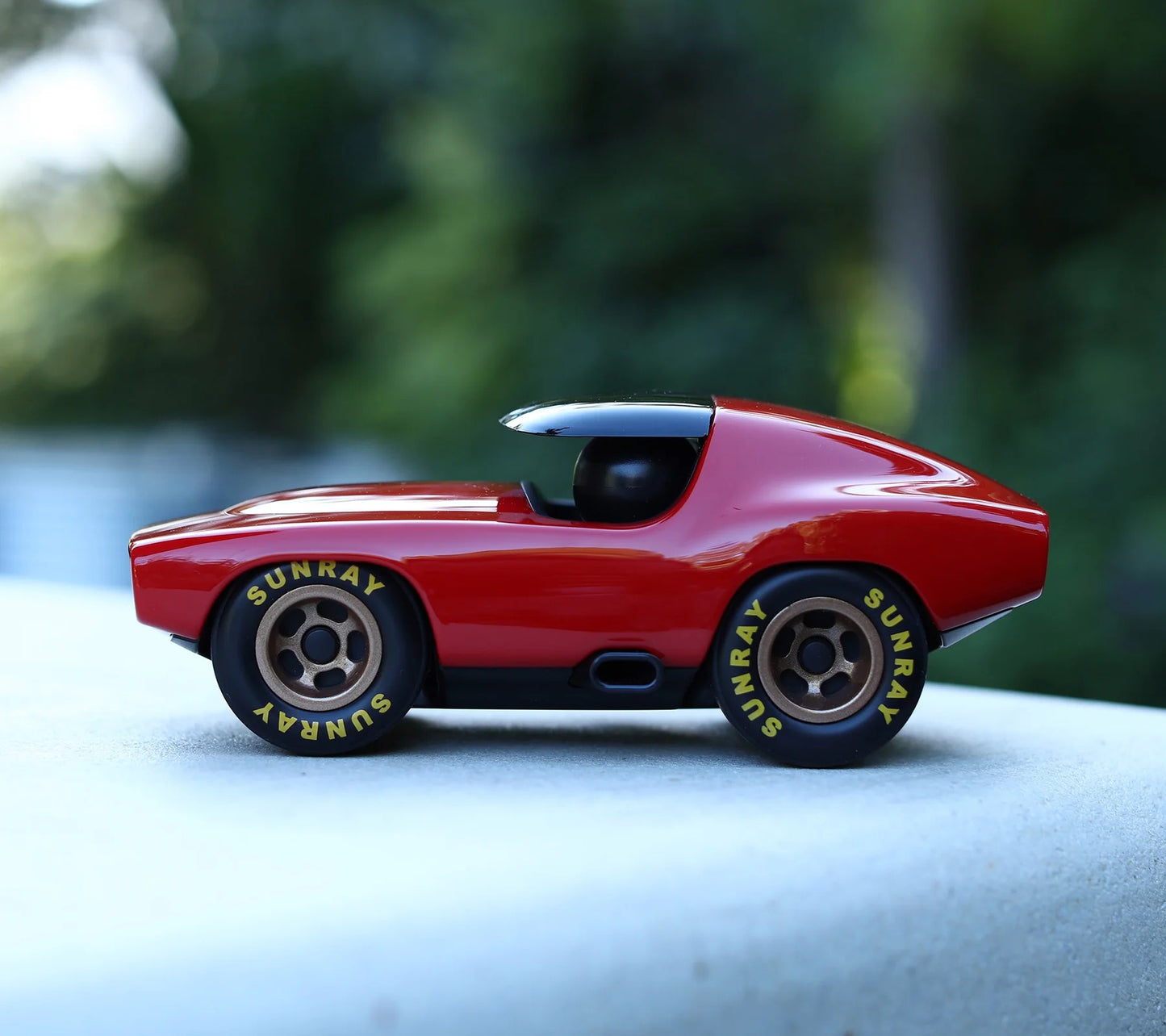 Lead Belly Vincent | Playforever — Muscle Car rossa design audace