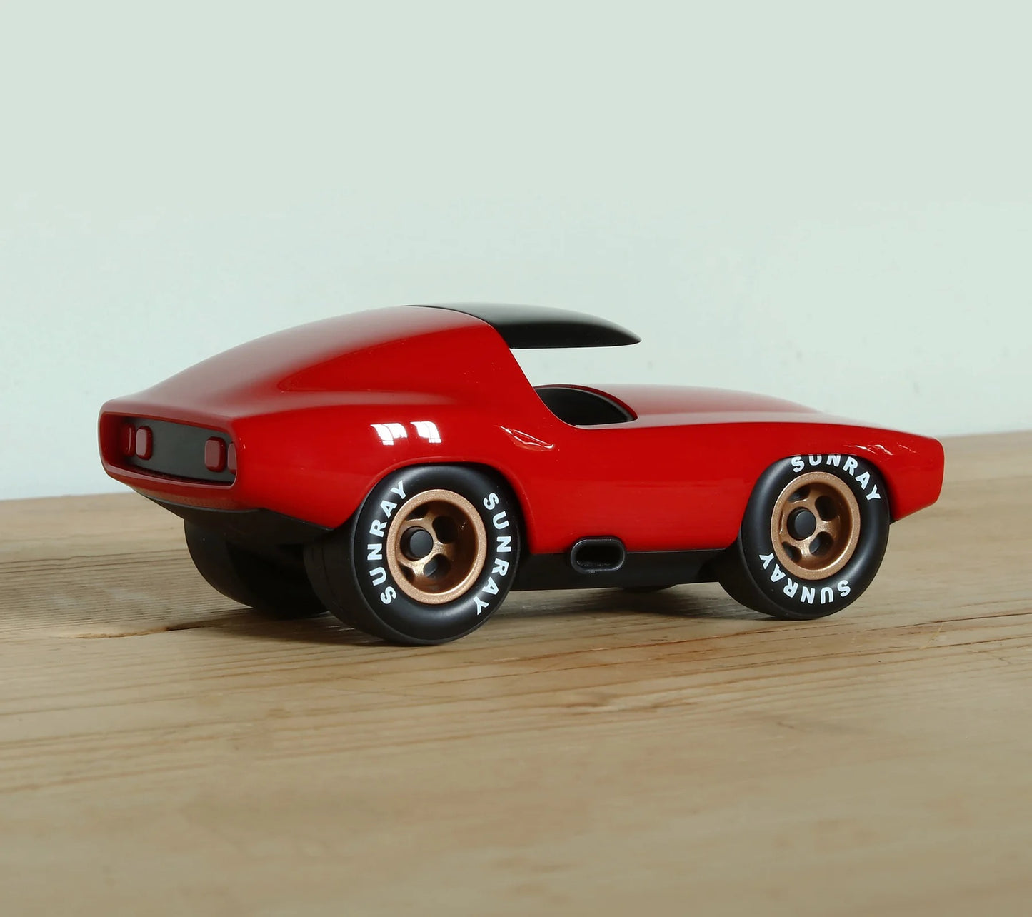 Lead Belly Vincent | Playforever — Muscle Car rossa design audace