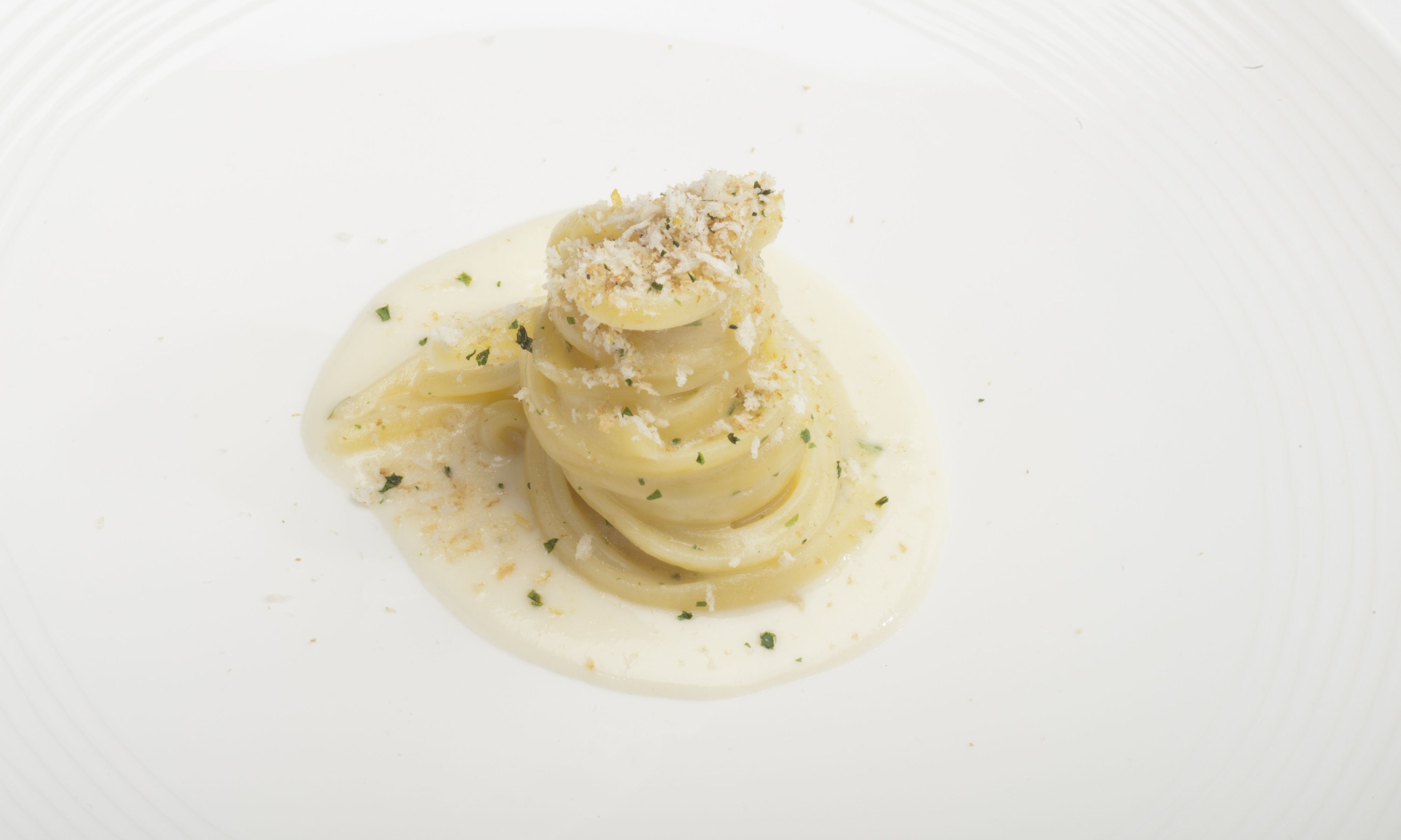 Linguine di Gragnano aglio, olio, peperoncino con fonduta di parmigiano e zenzero