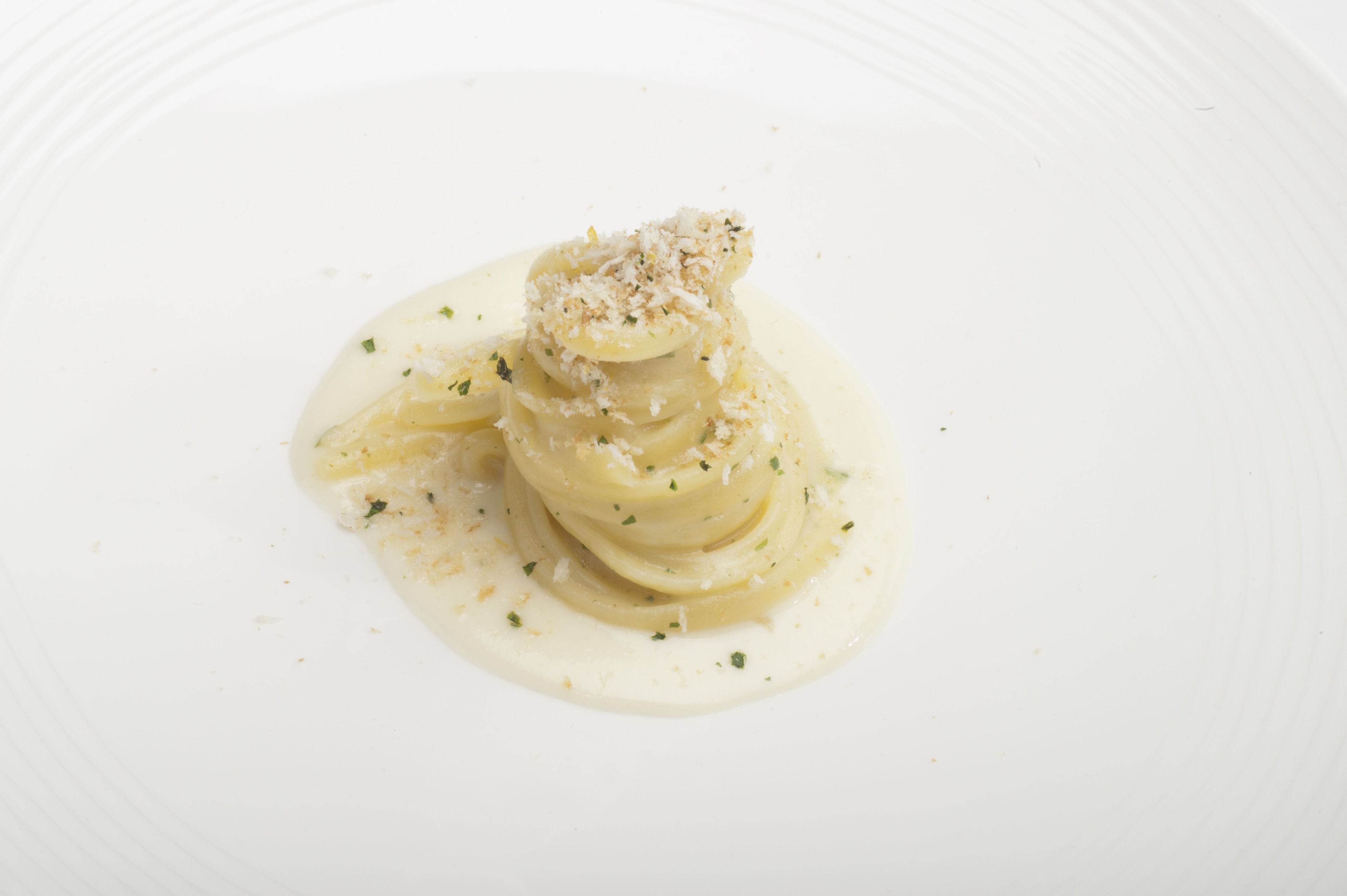 Linguine di Gragnano aglio, olio, peperoncino con fonduta di parmigiano e zenzero