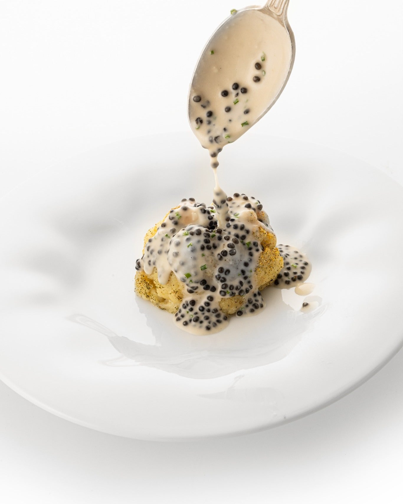 Come si mangia il caviale: guida per degustarlo al meglio