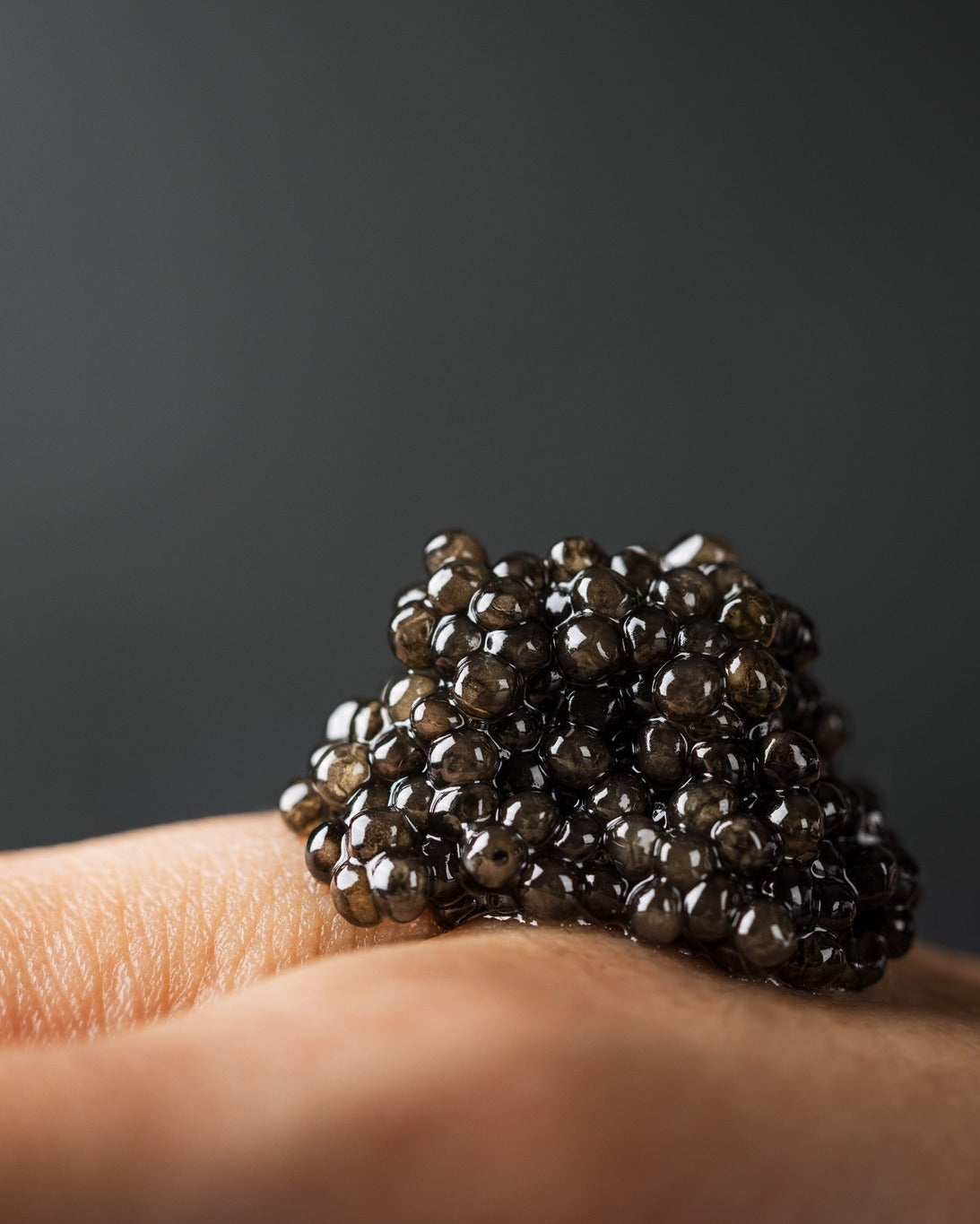 Perché il caviale si mangia dalla mano o con cucchiaio speciale? Tradizione e tatto