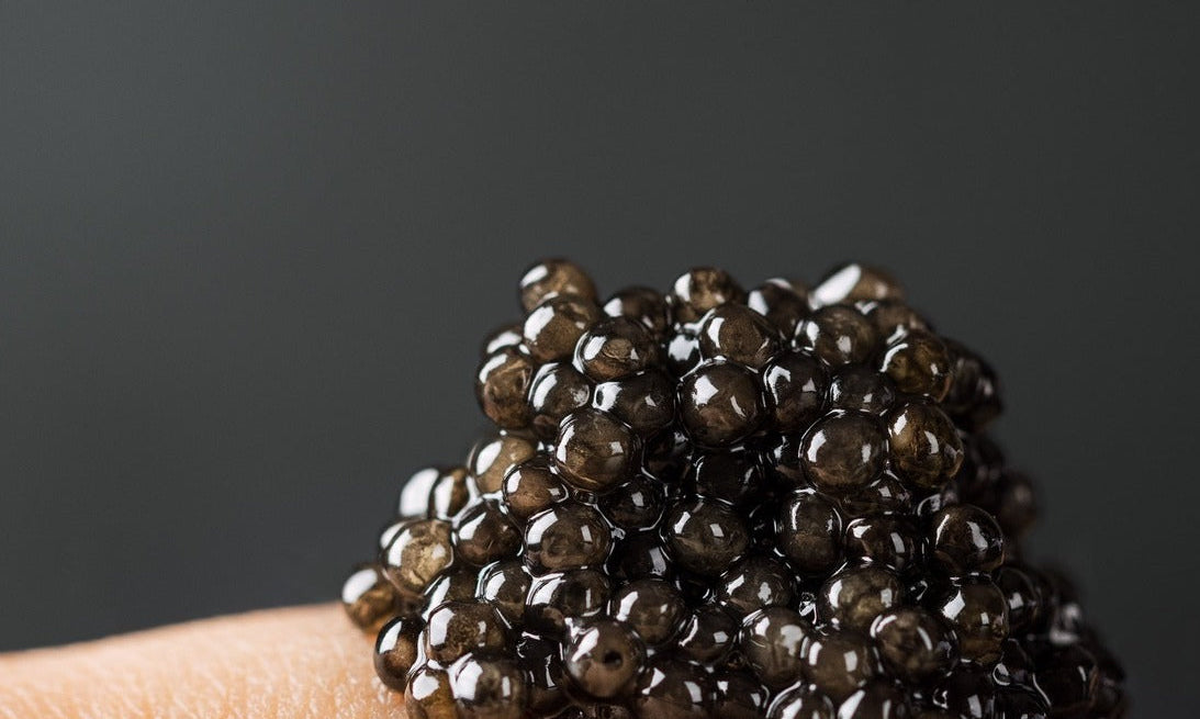 Perché il caviale si mangia dalla mano o con cucchiaio speciale? Tradizione e tatto