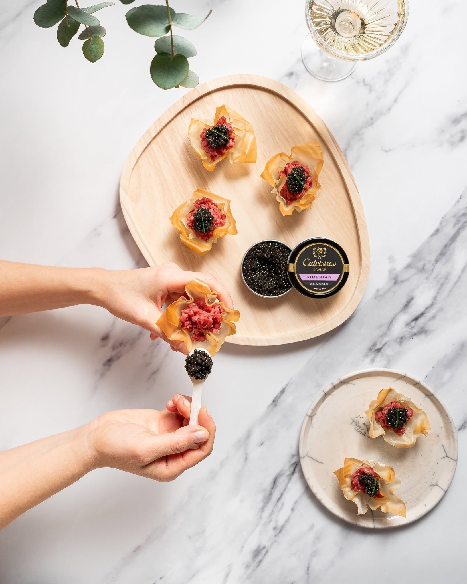Come si serve il caviale: regole di presentazione e consigli di stile