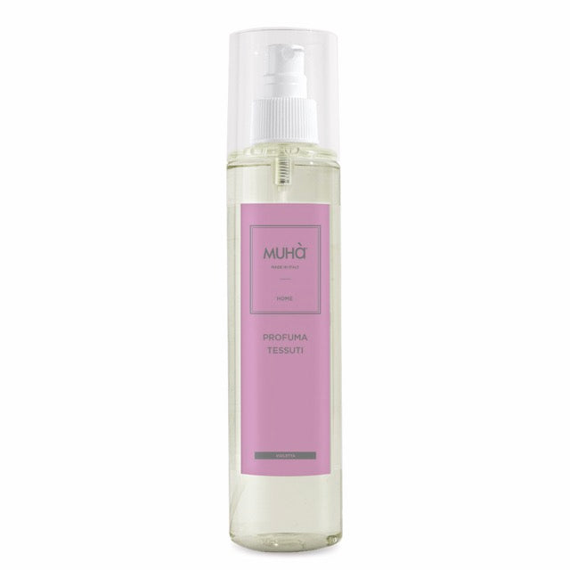 Spray Tessuti Violetta 250ml – fragranza avvolgente di frutti rossi, fiori e legni – Muhà
