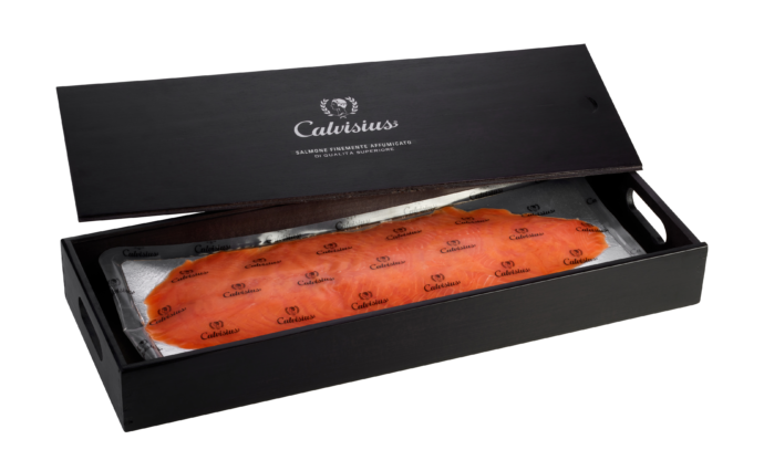 17345-15462-baffa-salmone-scozia-fetta-lunga-scatola-in-legno-690x0-c-default.png