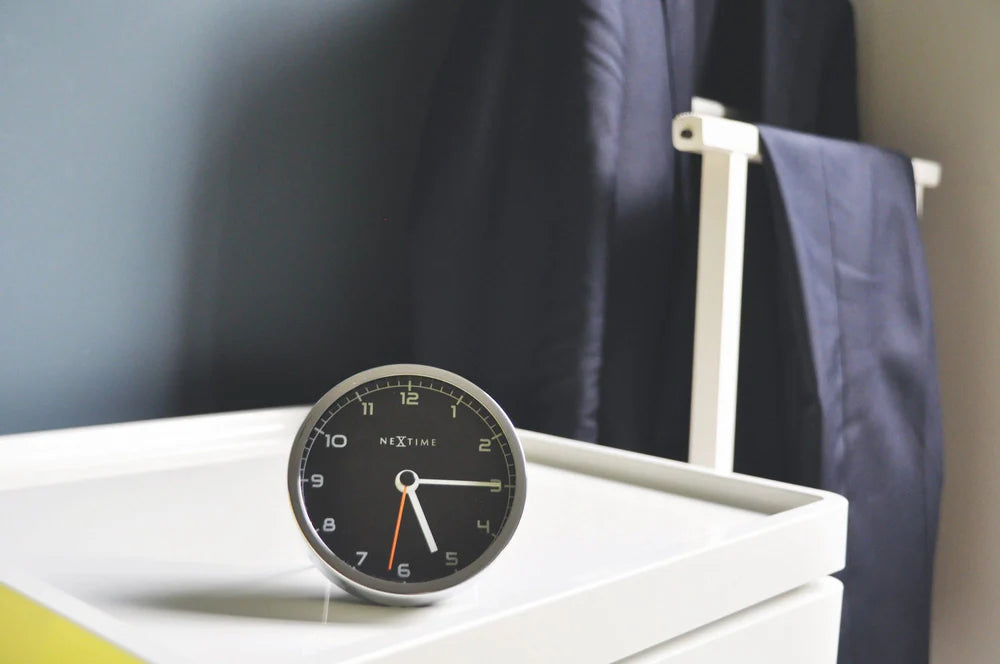 Company Alarm – Sveglia da tavolo silenziosa design moderno Black | NeXtime