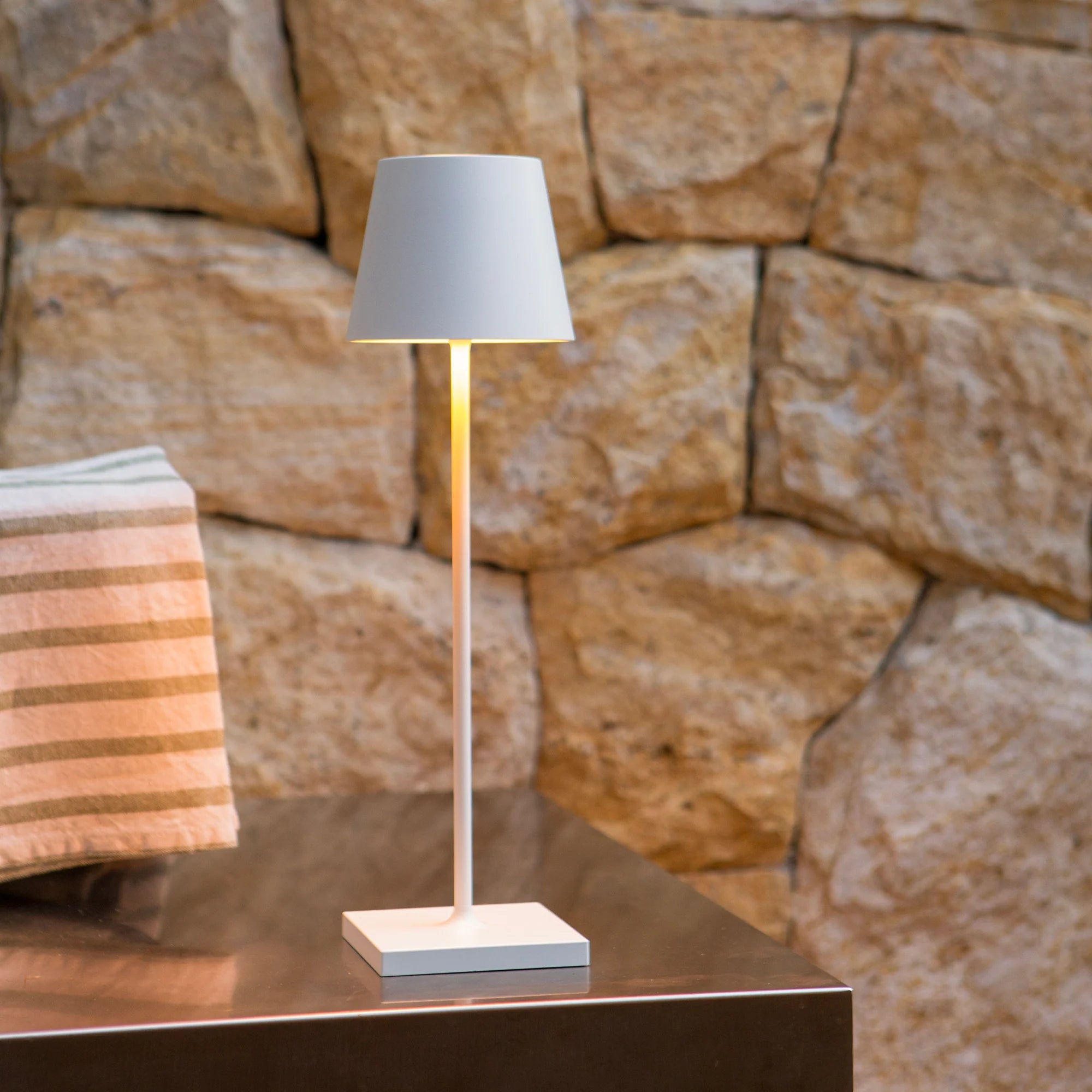Poldina – Lampada da tavolo ricaricabile design moderno | Zafferano