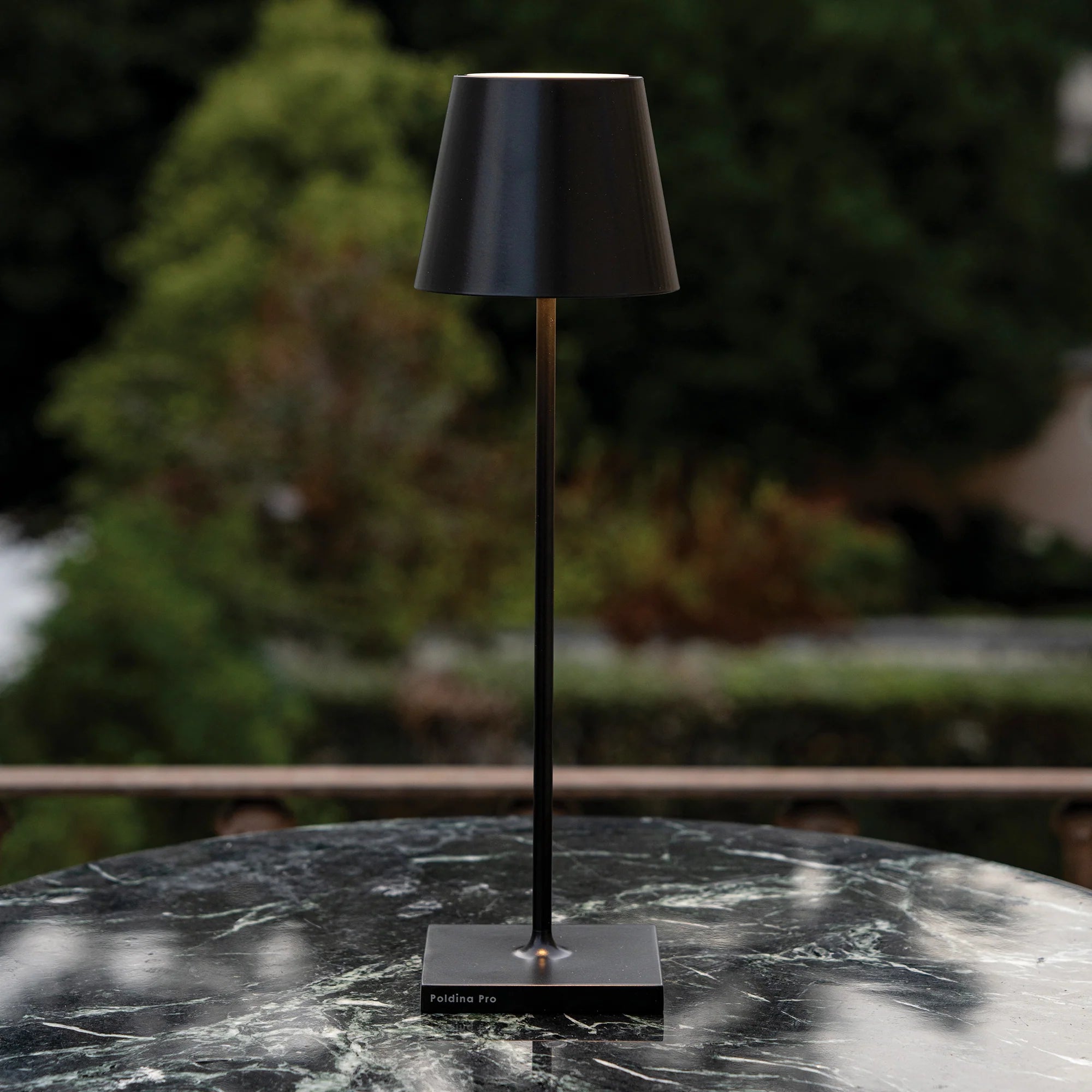 Poldina – Lampada da tavolo ricaricabile design moderno | Zafferano