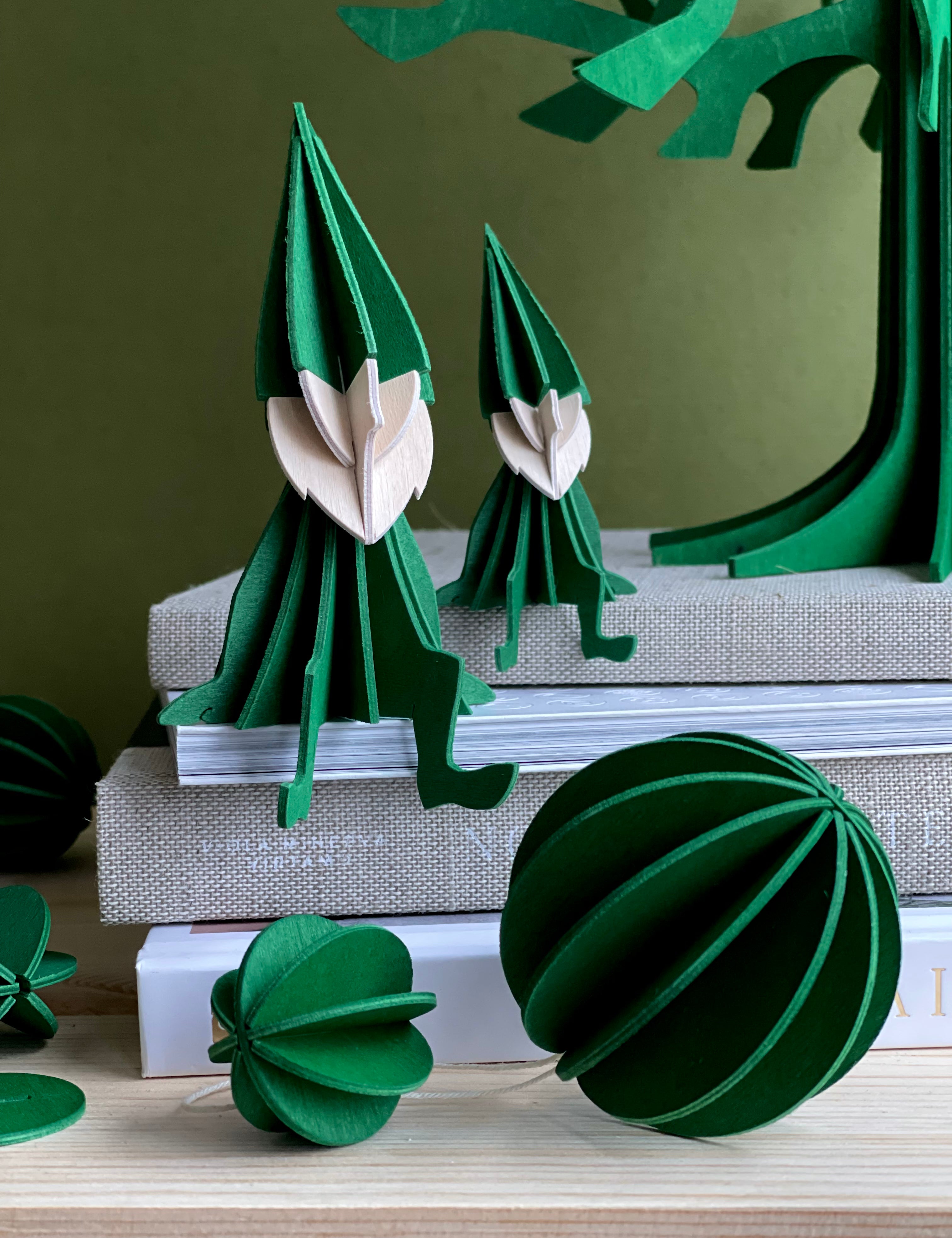 Lovi_Elves_8cm_and_12cm_dark_green_and_Lovi_Baubles_3_5cm_and_6cm_dark_green.heic