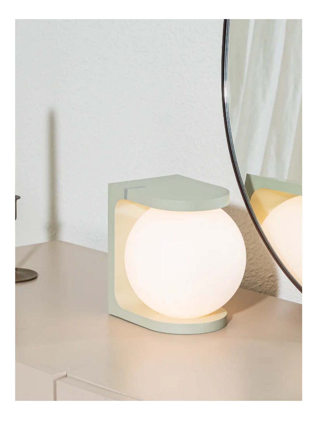 PLAT Table Lamp – Lampada da tavolo elegante con ricarica wireless | Fine Lumens