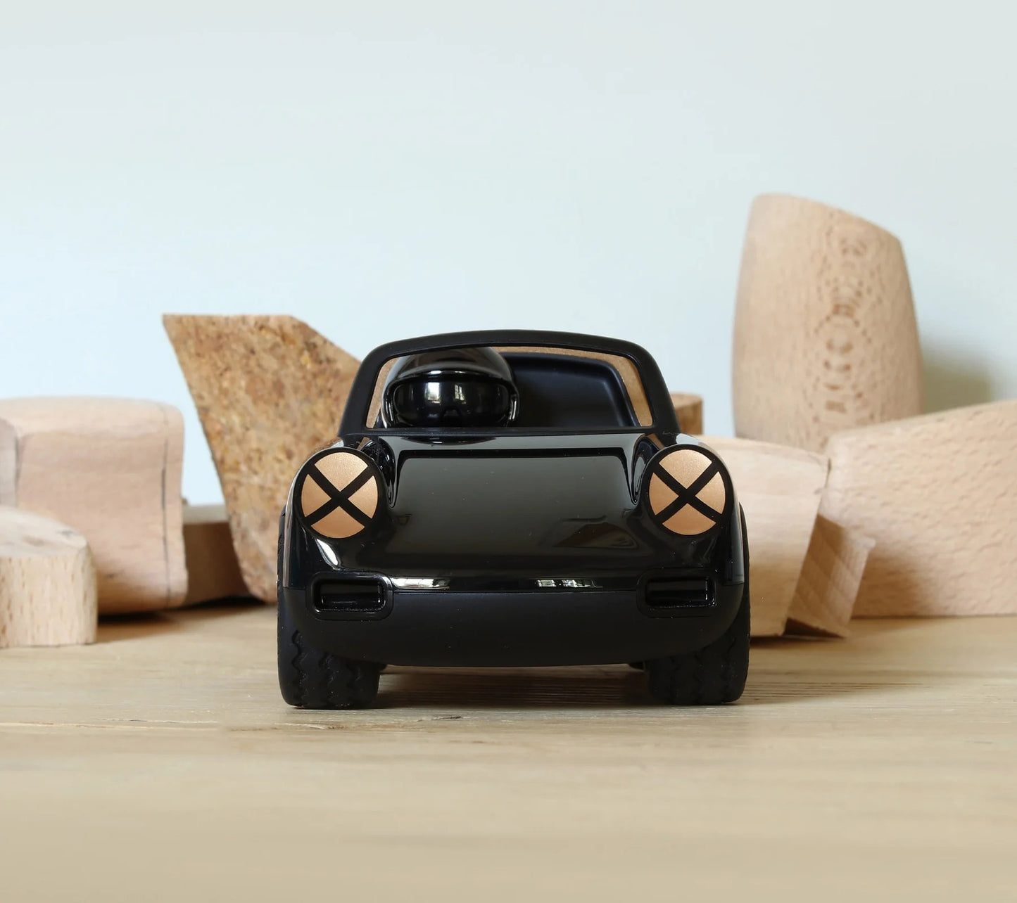 Luft Crow | Playforever — Auto sportiva nero‑oro classica