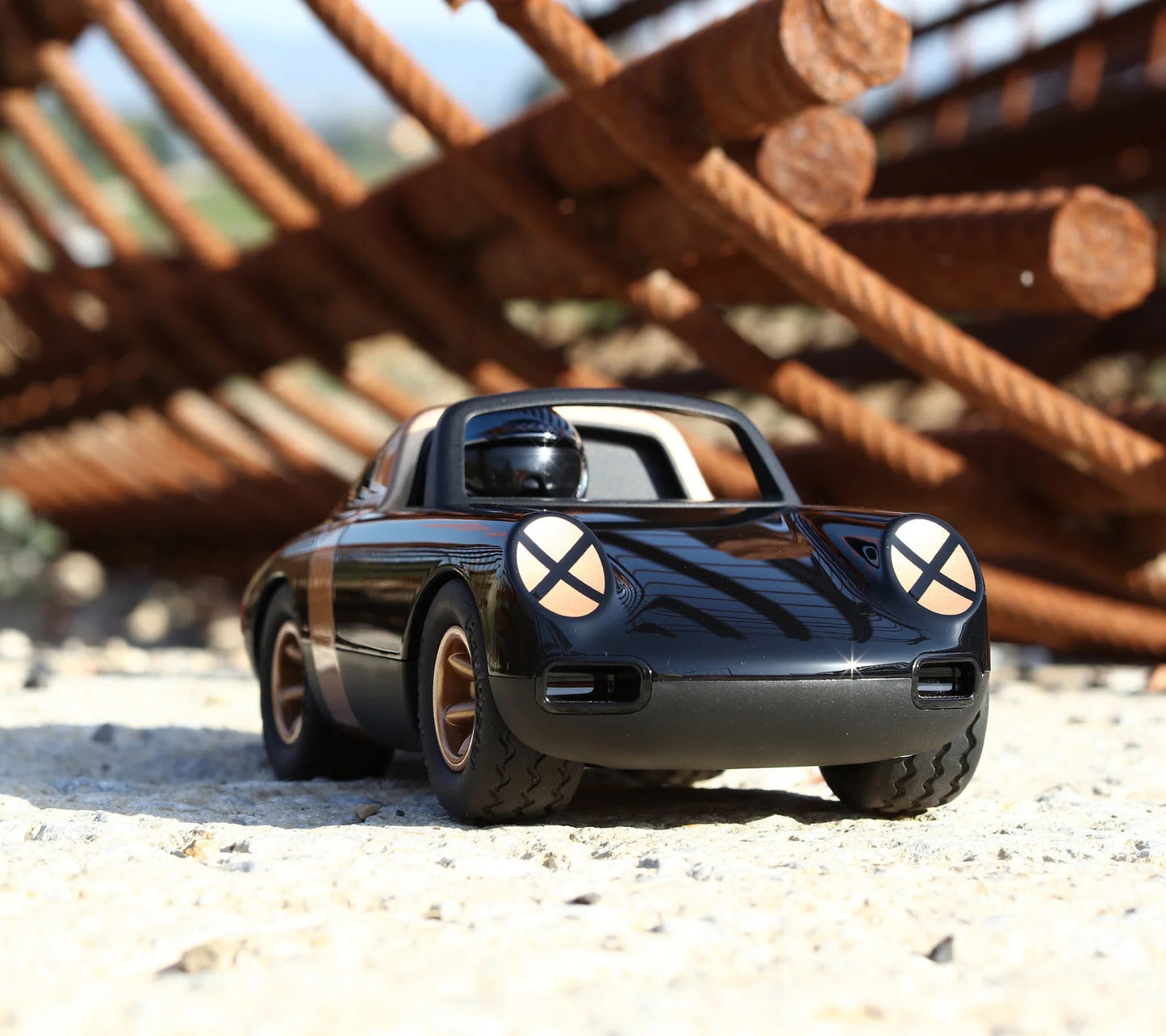 Luft Crow | Playforever — Auto sportiva nero‑oro classica