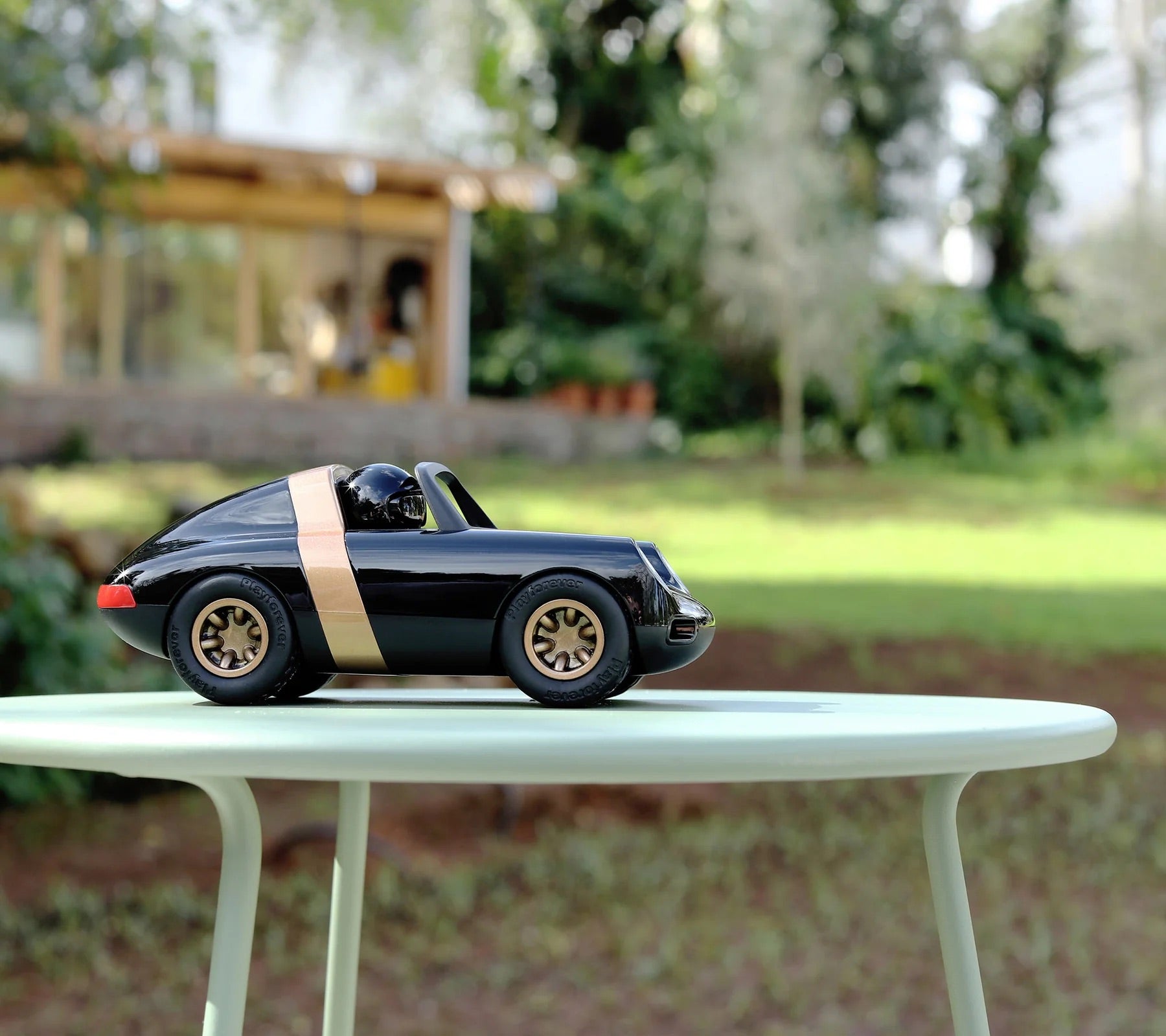 Luft Crow | Playforever — Auto sportiva nero‑oro classica
