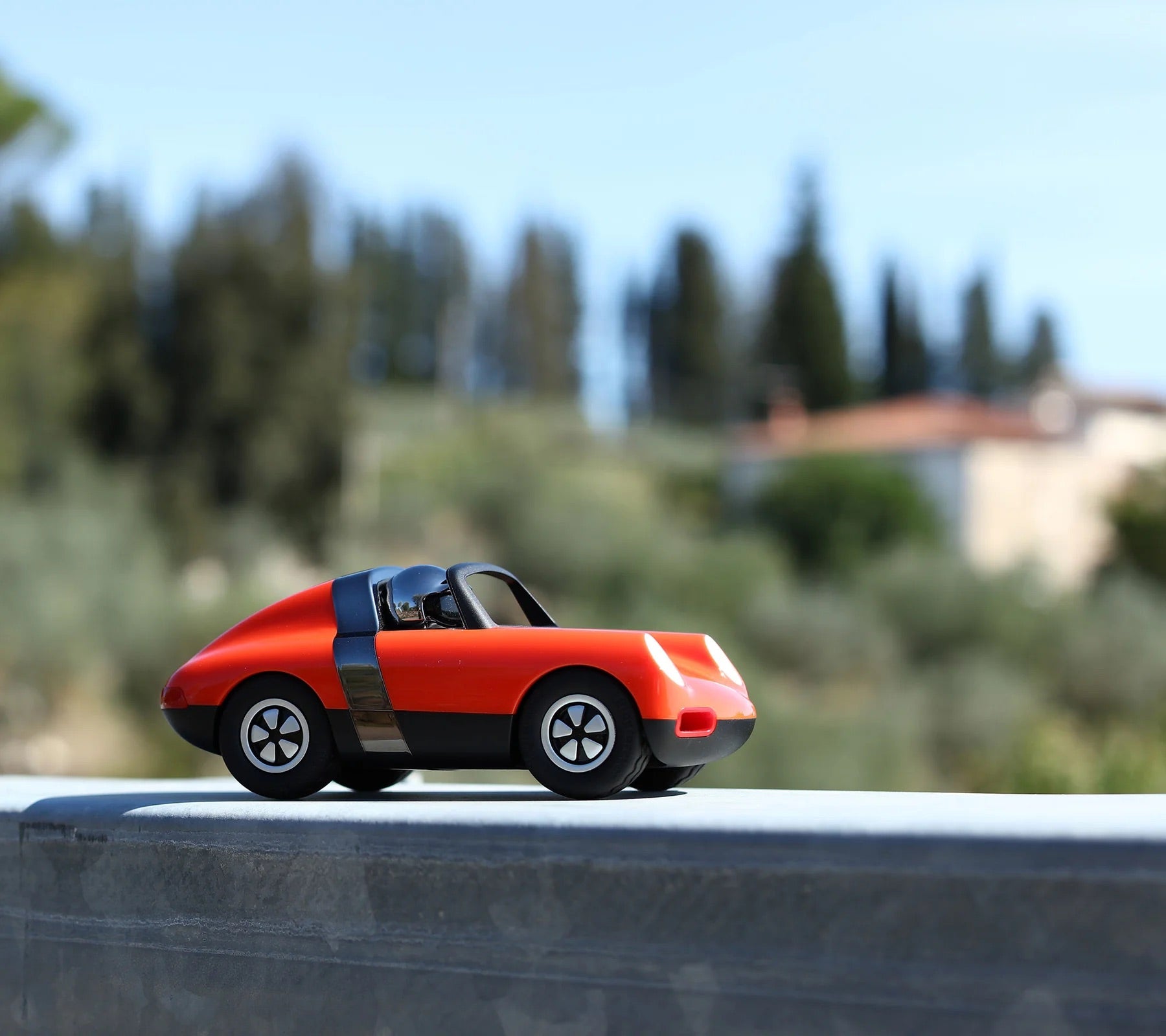 Luft Biba | Playforever — Auto sportiva arancione classica