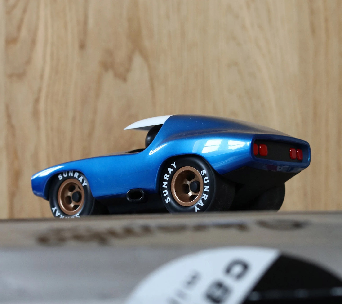 Lead Belly Sonny | Playforever — Muscle Car blu metallizzato
