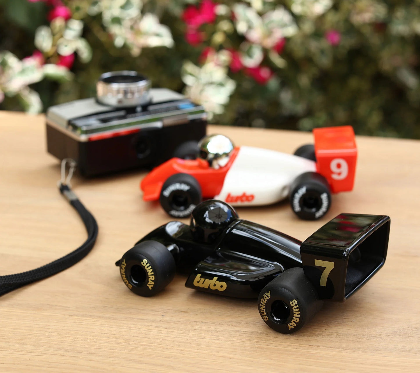 Turbo Jet | Playforever — Mini auto da corsa rossa design retro