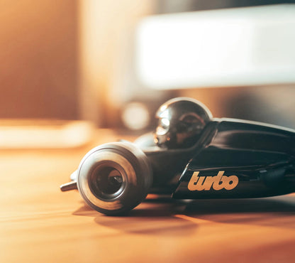 Turbo Jet | Playforever — Mini auto da corsa rossa design retro