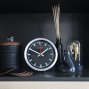 Station Stripe Ø35 cm – Orologio tavolo/parete silenzioso – Design iconico | NeXtime