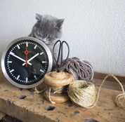 Station Stripe Ø19 cm- Orologio tavolo/parete silenzioso – Design iconico | NeXtime