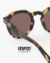 #Echo Sepia Glow – Occhiali da sole unisex dal design vintage | IZIPIZI