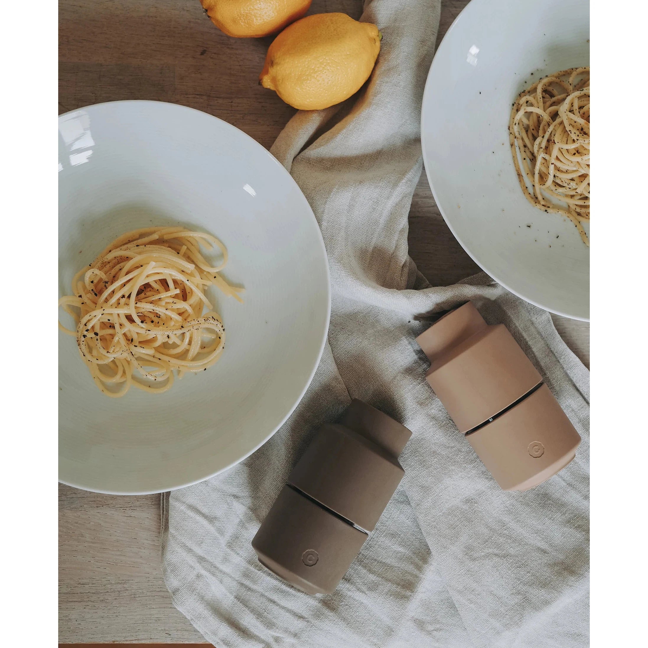 Set Macinaspezie Billund All Spice e Cardamom – Design creativo e sostenibile | CrushGrind