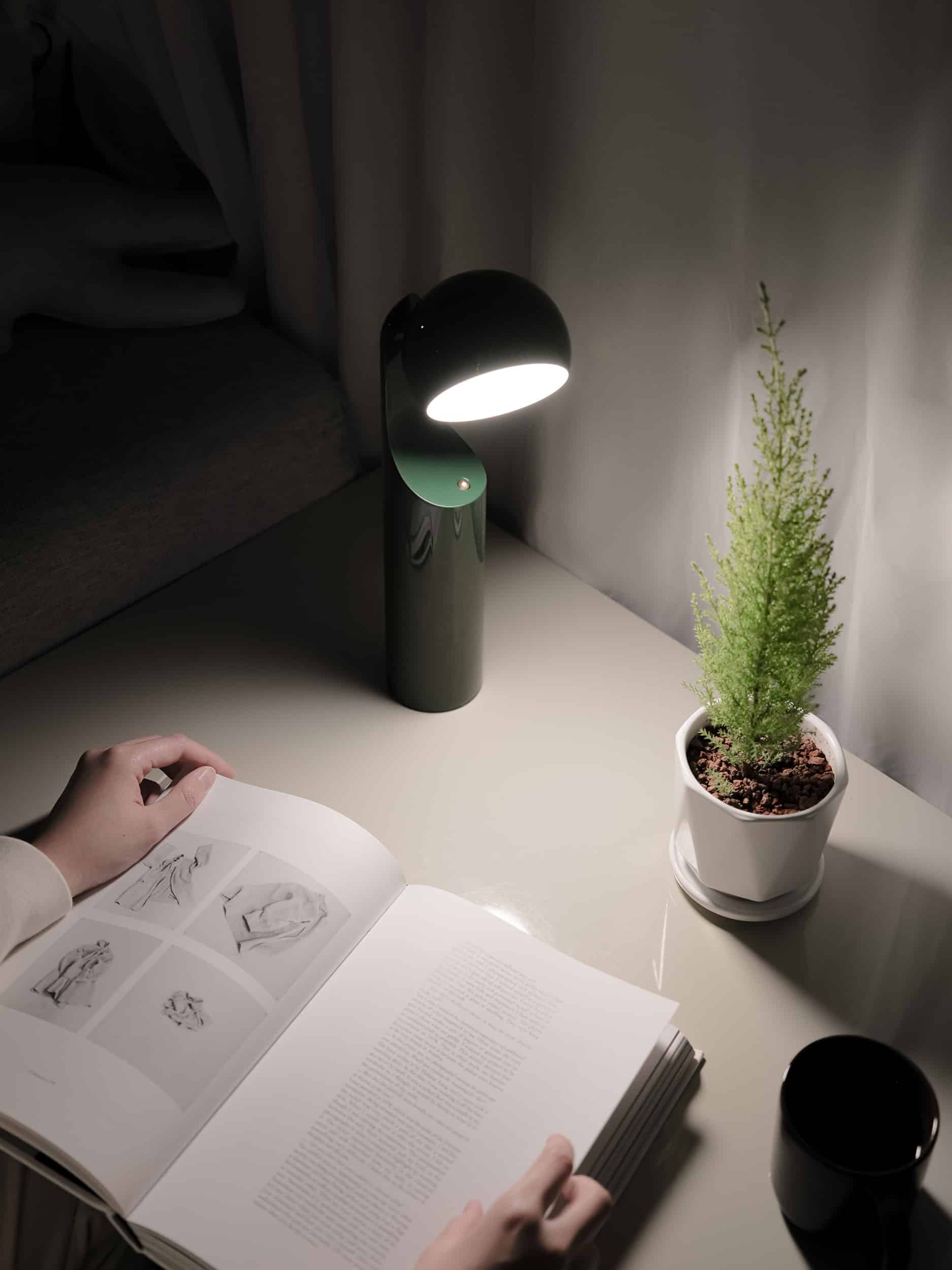 MONO Portable Reading Lamp – Lampada da lettura portatile ricaricabile | Fine Lumens