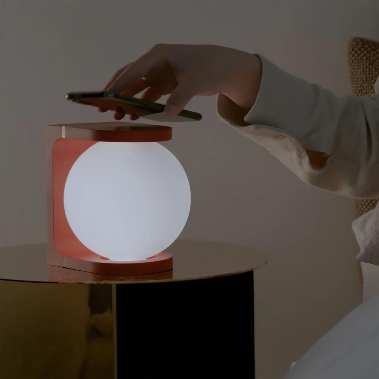 PLAT Table Lamp Red – Lampada da tavolo elegante con ricarica wireless | Fine Lumens