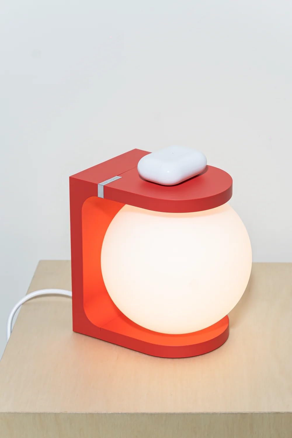 PLAT Table Lamp Red – Lampada da tavolo elegante con ricarica wireless | Fine Lumens