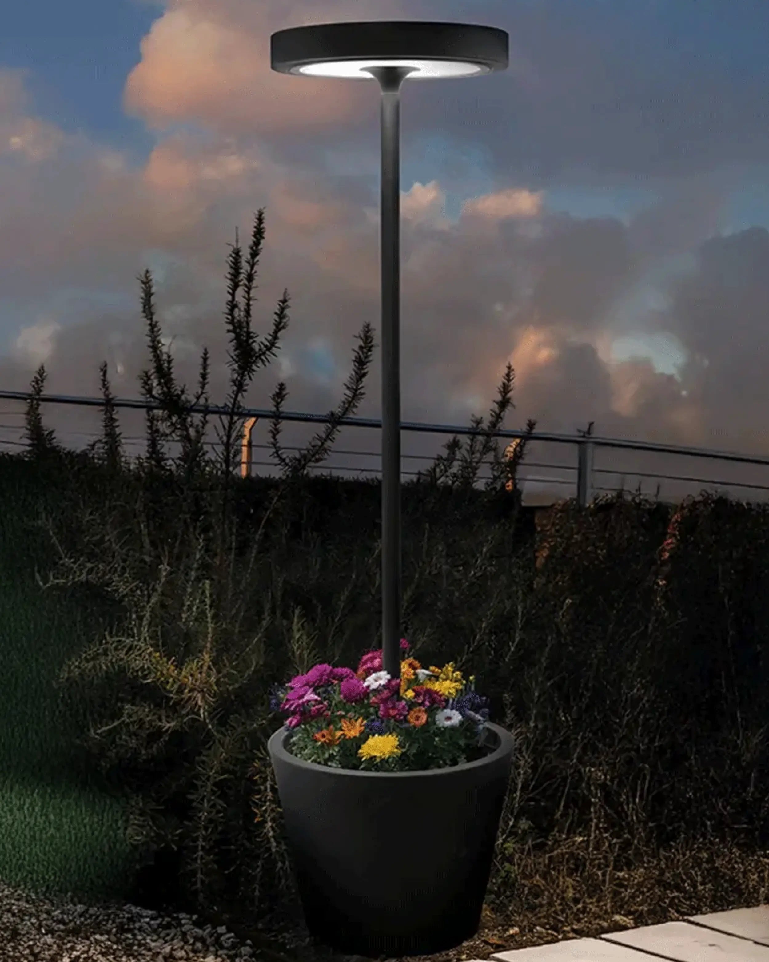 zafferano-lampes-a-porter-poldina-reverso-solar-l-wifi-floor-lamp-LD1430D3-black-2_webp.jpg